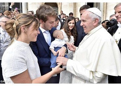 Pope-greets-couples-from-the-Equipes-Notre-Dame-movement