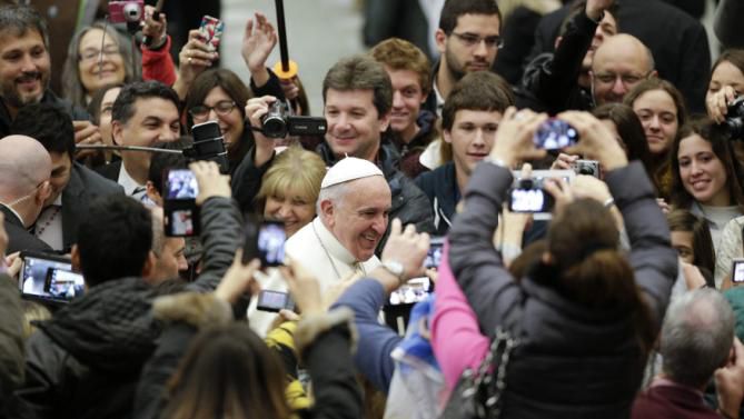 Pope Francis arrives to lead his weekly general audience in Paul VI hall at the Vatican January 7, 2015. REUTERS/Max Rossi (VATICAN - Tags: RELIGION)