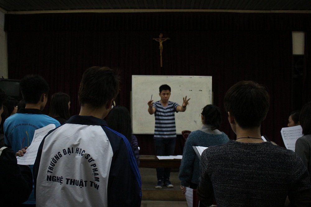 Buổi tập hát của nhóm tại hội trường nhà thờ Thái Hà