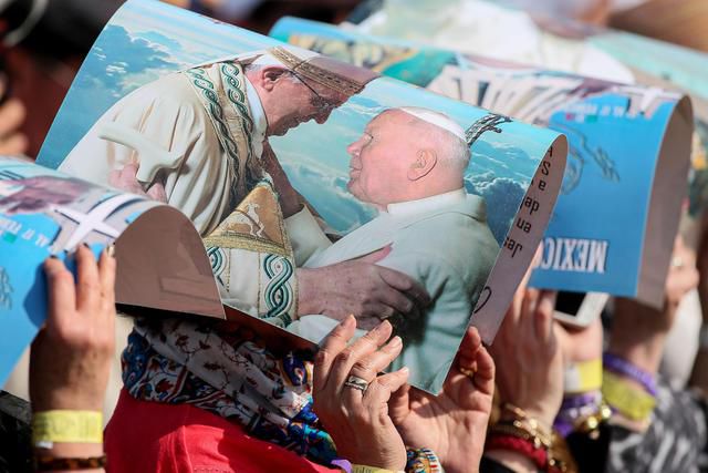 Faithful protect themselves from the sun during the mass celebrated by Pope Francis with priests, religious, seminarians, in Venustiano Carranza stadium, Morelia, Mexico, 16 February 2016. ANSA/ALESSANDRO DI MEO