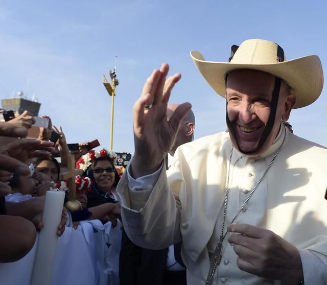 epa05165645 A handout picture provided by the Vatican newspaper L'Osservatore Romano on 17 February 2016 shows Pope Francis wearing a hat before a mass in Venustiano Carranza stadium, Morelia, Mexico, 16 February 2016. The pontiff is in Mexico from 12 to 17 February as part of his tour, which will see him visiting six cities in four states. EPA/OSSERVATORE ROMANO/HANDOUT HANDOUT EDITORIAL USE ONLY/NO SALES