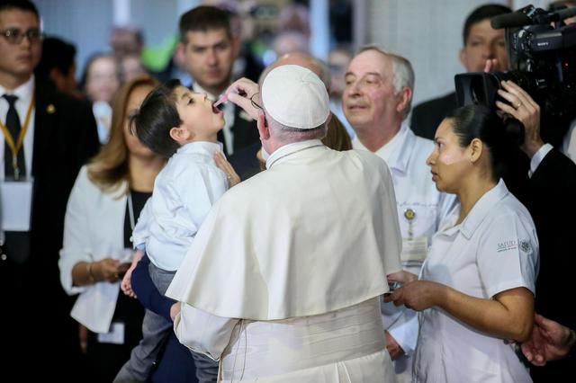 Pope Francis gives drop of medicine to Rodrigo Lopez Miranda, a child five year old during the visit at the pediatric hospital "Federico Gomez" in Mexico City, 14 February 2016. ANSA/ALESSANDRO DI MEO