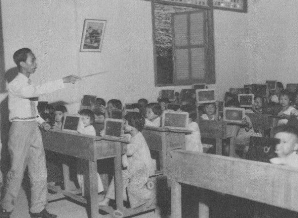 Một lớp học cấp tiểu học của Việt Nam Cộng Hòa trước 1975