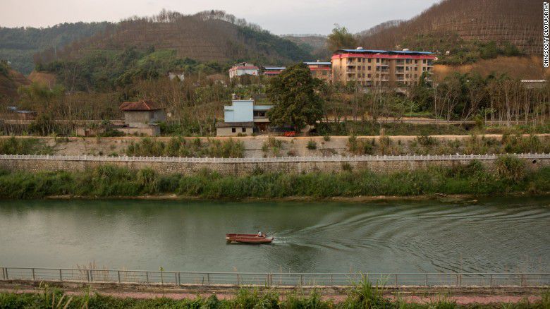 Dòng sông – điểm giao cắt giữa Việt Nam và Trung Quốc thuộc tỉnh Lào Cai là nơi mà bọn buôn người thường chở các nạn nhân vượt biên trái phép.