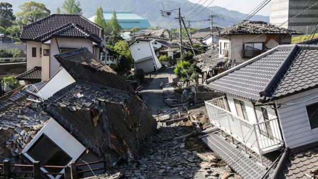 Lực lượng cữu hộ tiến hành tìm kiếm tại một căn nhà sập trong trận lở đất do động đất ở thị trấn Minamiaso, tỉnh Kumamoto (Reuters)