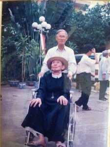 Thầy Giuse Võ Văn Tuệ bên cha Giuse Vũ Ngọc Bích. Ảnh được chụp khi thầy Tuệ mới ra Hà Nội năm 1994