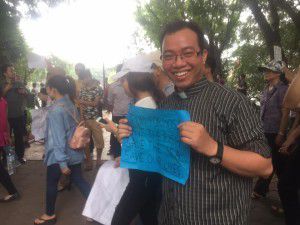 Cha Giuse Nguyễn Văn Toản xuống đường với người dân, sáng 01.05.2016