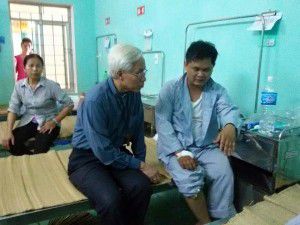 Đức cha Cosma Hoàng Văn Đạt đến bệnh viện thăm cha Giuse Nguyễn Văn Thế tại bệnh viện