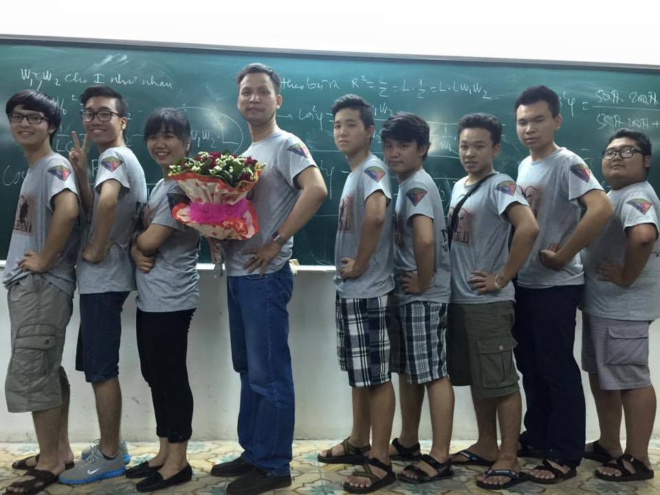 Thầy Dương Văn Cẩn được trang tin Kenh14.vn gọi là “thầy giáo khiến Teen mê mẩn”