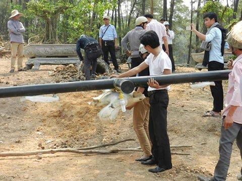 Các cán bộ xã Thủy Bằng, huyện Hương Thủy, tỉnh Thừa Thiên Huế ngang nhiên xông thẳng vào nội vi Đan viện Thiên An xúc phạm Thánh Giá vào ngày 20.06.2016.