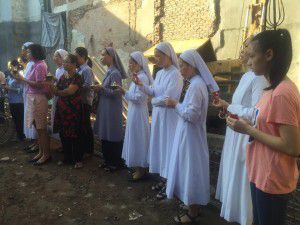 Quý soeurs Dòng Thánh Phaolô Hà Nội và giáo dân ra khu vực đất bị chiếm dụng cầu nguyện. Ảnh chụp sáng 25.7.2016