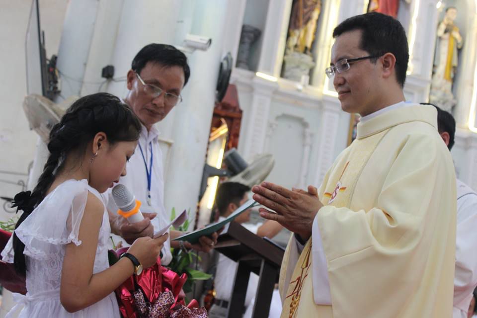 Tân linh mục Phêrô Đặng Đình Thà dâng thánh lễ tạ ơn tại Gx. Đại Ơn, Tổng Giáo phận Hà Nội, sáng 11.7.2016