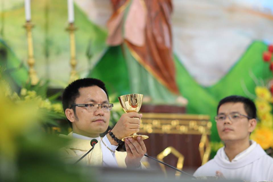 Tân linh mục Giuse Nguyễn Văn Tuân dâng lễ tạ ơn tại Gx. Tam Châu, Giáo phận Phát Diệm, sáng 14.7.2016