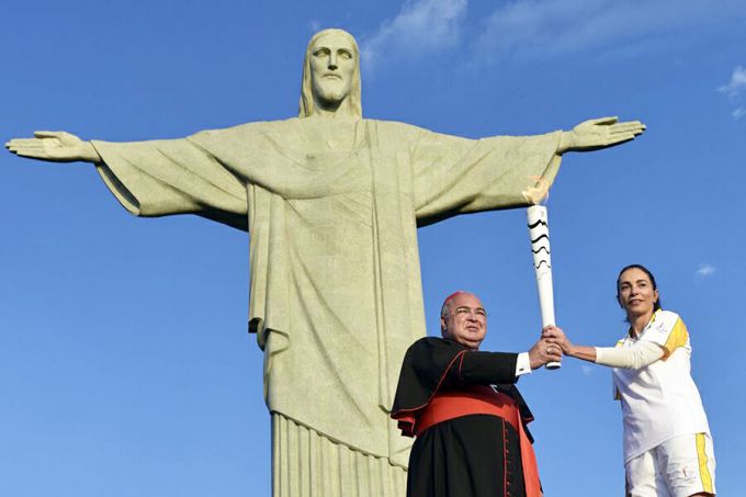 Cardinal_Orani_Joao_Tempesta_holds_the_Olympic_torch_with_former_Olympian_Isabel_Salgado_in_Rio_Aug_4_2016_Credit_Gustavo_de_Oliveira_ArqRio_CNA