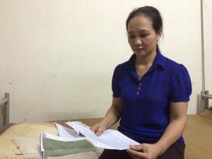 Chị Nguyễn Thị Mai với tập hồ sơ đem đi kêu oan khiếu kiện
