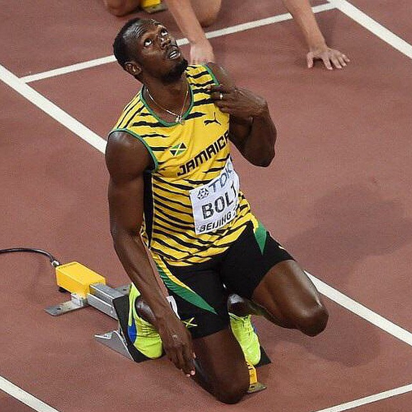 Usain Bolt ngước nhìn lên trời làm dấu thánh giá trước khi khởi tranh
