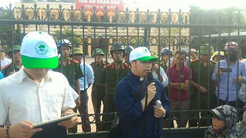 Linh mục Antôn Đặng Hữu Nam, chánh xứ Phú Yên, Nghệ An trao đổi với bà con trước tòa án thị xã Kỳ Anh, Hà Tĩnh