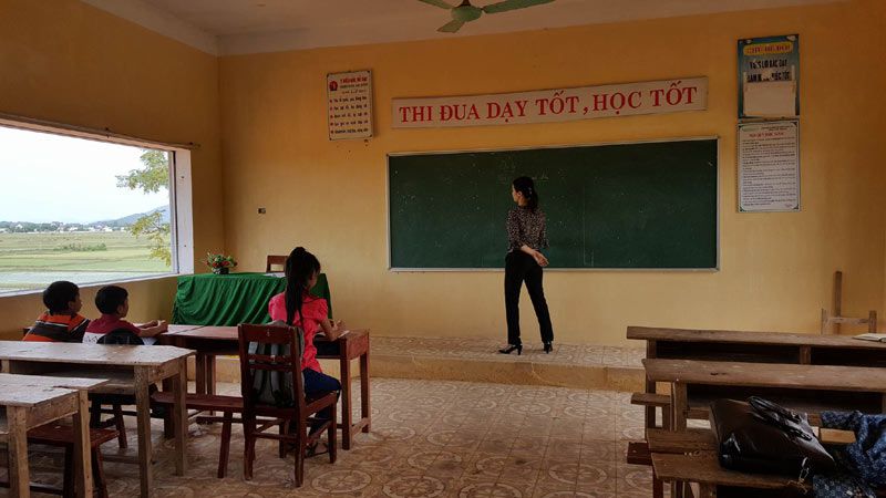 Lớp học tại Trường THCS Hà Hải chỉ có 3 em học sinh cùng cô giáo đang đứng lớp. Ảnh vietnamnet.vn