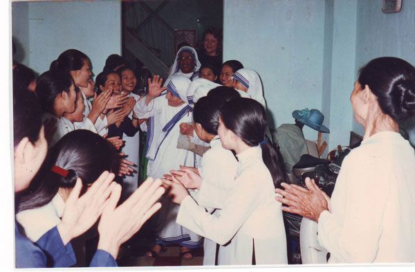 Mẹ Têrêsa thăm chị em lần đầu tiên vào ngày 5 tháng 10 năm 1993.
