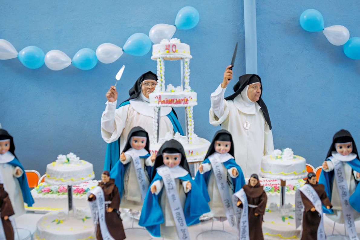 04-nuns-at-dessert-table-adapt-1190-1