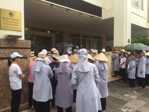 Quý soeurs Dòng Thánh Phaolô Hà Nội cùng bà con giáo dân đứng trước cổng UBND Quận Hoàn Kiếm, Hà Nội yêu cầu dừng thi công trên mảnh đất số 5 Quang Trung