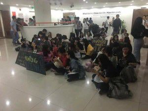 Vào chiều ngày 11 tháng 11 năm 2016, một nhóm sinh viên trường Đại học Hoa Sen ở quận 1, Sài Gòn đã mang nhiều biểu ngữ để biểu tình phản đối quyết định của Uỷ ban nhân dân (UBND) TPHCM, về việc công nhận hội đồng quản trị (HĐQT) mới của Trường Hoa Sen.