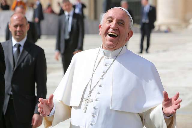 Đức Thánh Cha Phanxiccô cười lớn giữa quảng trường Thánh Phê-rô tại buổi yết kiến chung hôm 1/4/2015. Ảnh Bohumil Petrik/CNA.