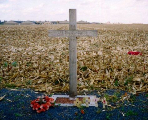 Một thập tự giá, dựng gần Ypres ở Bỉ năm 1999, để đánh dấu cuộc hưu chiến Giáng Sinh năm 1914. Dòng chữ ghi: “1914 – Hưu Chiến Giáng Sinh Của Đám Bạn Ka-ki – 1999 – 85 năm – Để chúng ta không quên”