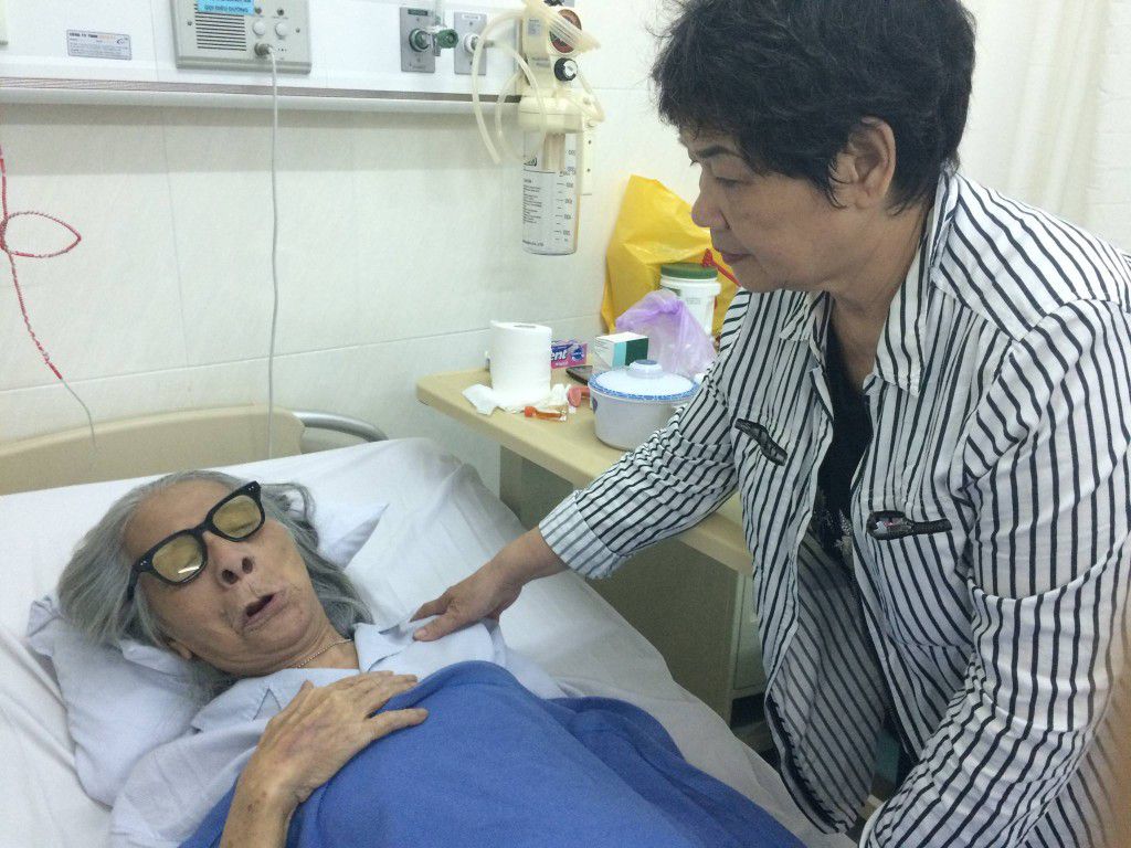 Bà Ái, phu nhân Nhạc sĩ Phanxicô Tô Hải chăm sóc ông từng giờ, từng ngày tại bệnh viện với mong ước ông luôn bình an của Chúa trong những cơn đau đớn của bệnh tật.