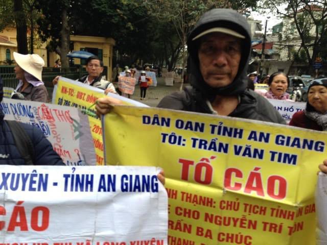 Hình ảnh dân oan xuống đường tại Hà Nội hôm 16/01/2017. Ảnh fb: Dũng Mai