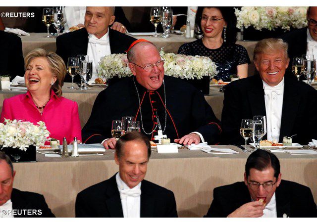 ĐHY Dolan và ông Trump tại Alfred Smith Memorial Foundation dinner ở New York ngày 20/10/2016 - REUTERS