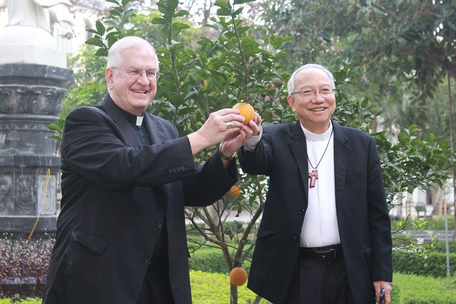 Đức cha Phaolo Nguyễn Thái Hợp, Giám mục Giáo phận Vinh đón tiếp Đức Tổng giám mục Joseph Kurtz