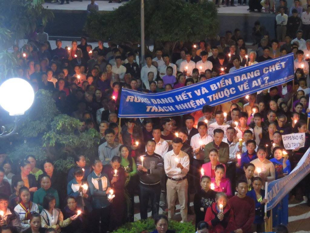 Hình ảnh thắp nến hiệp thông cầu nguyện cho các nạn nhân Song Ngọc từ Giáo xứ Thuận Nghĩa (Quỳnh Lâm, Quỳnh Lưu, Nghệ An) 