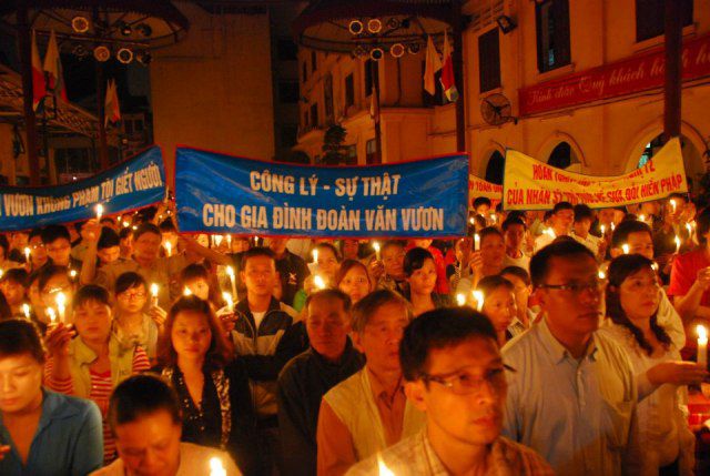 Hình ảnh cộng đoàn dân Chúa tại Thái Hà thắp nến cầu nguyện cho gia đình ông Đoàn Văn Vươn. 02/04/2013