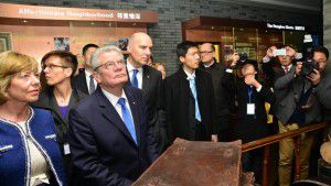 Tổng thống Đức Joachim Gauck (thứ hai, bên trái) thăm bảo tàng người Do Thái tị nạn tại Thượng Hải, ngày 23/03/2016.
