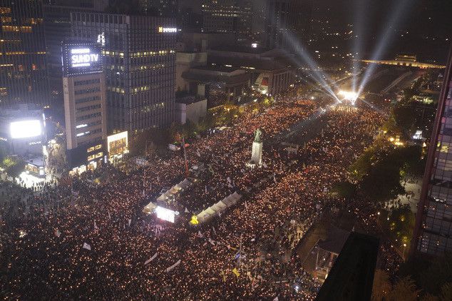 Đoàn biểu tình chiếm đóng quảng trường trước Tòa Thị chính của Seoul hôm 15.11.2016
