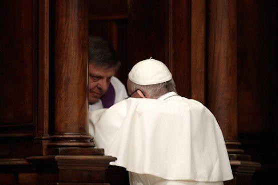 Pope Francis kneels before a priest to confess during the Liturgy of Penance on March 17, 2017 in St. Peter's Basilica at the Vatican. / AFP PHOTO / POOL / ANDREW MEDICHINI