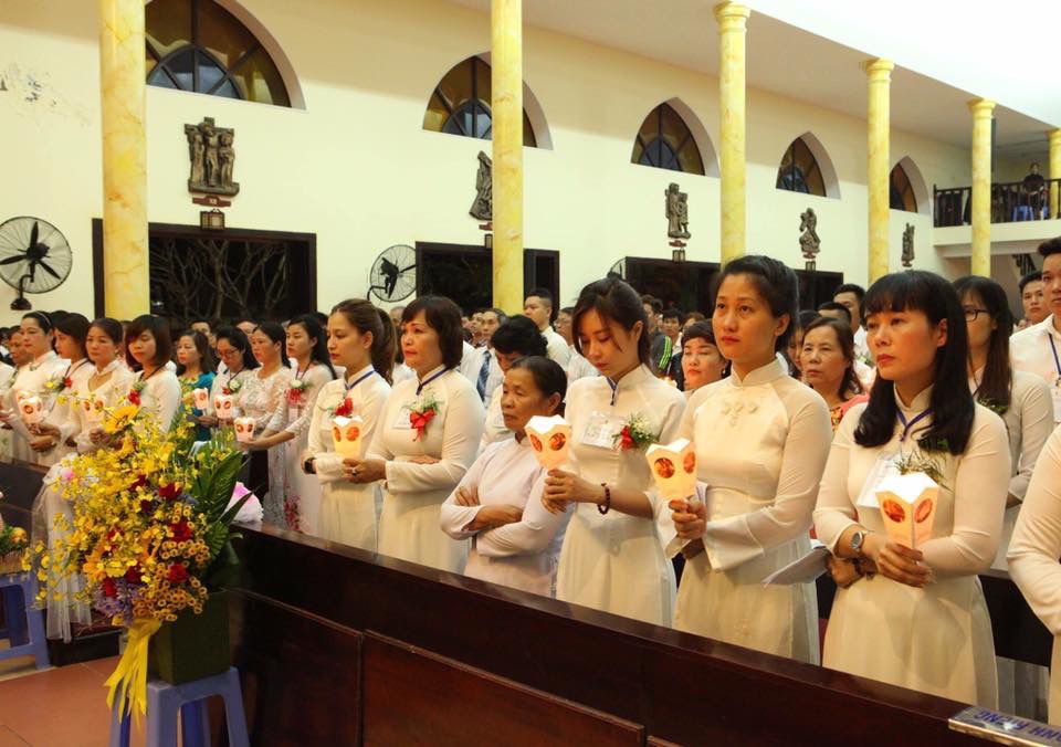 Chị Quỳnh Nga (thứ 5 từ phải vào) lãnh nhận Bí Tích Thánh Tẩy trong thánh lễ Vọng Phục Sinh tại Thái Hà