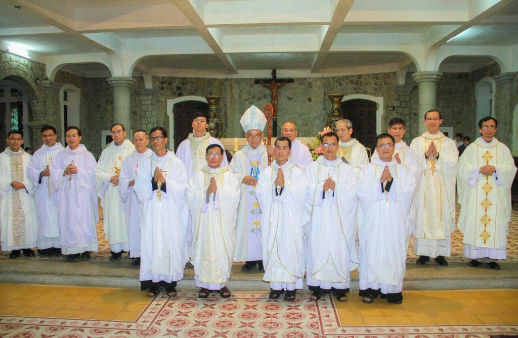 Các Tân Linh mục chụp hình chung với Đức cha Micae Hoàng Đức Oanh, Bề trên Đan viện Thiên An cùng với các Linh mục đồng tế. 