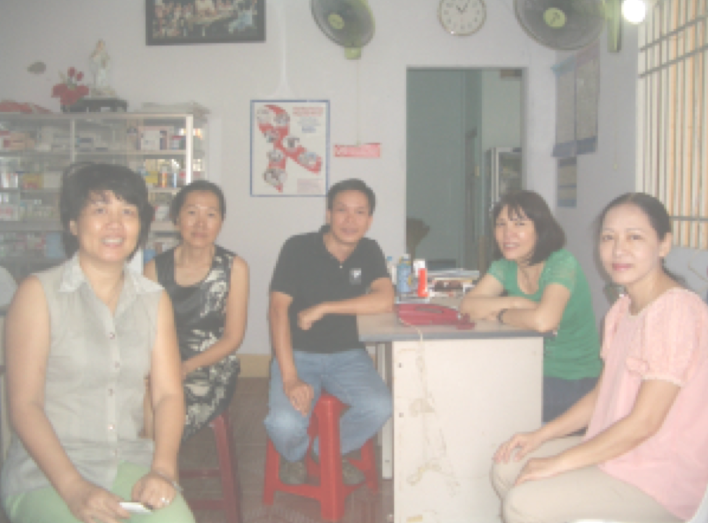 Ảnh chụp chị Vinh mặc áo xanh ở Phòng Khám HIV/AIDS
