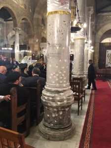 Buổi cầu nguyện đại kết ở Nhà thờ chính thống Coptic ngày 28 tháng 4-2017. Các cột nhà thờ vẫn còn nguyên vết đạn