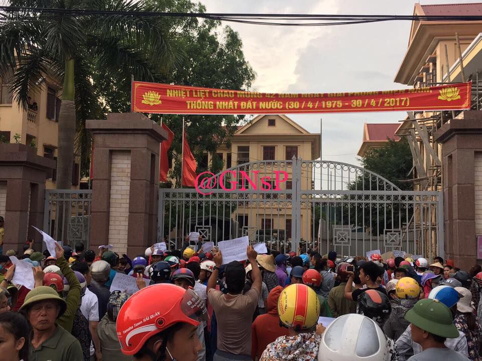 Người dân trước trụ sở UBND huyện Diễn Châu phản đối cách bắt người như bắt cóc của an ninh và yêu cầu thả anh Hoàng Bình