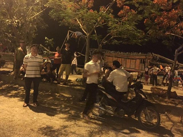 Cha JB. Nguyễn Đình Thục (người mặc áo thun kẻ ngang) trong sân nhà thờ giáo họ Văn Thai tối 30.05.2017