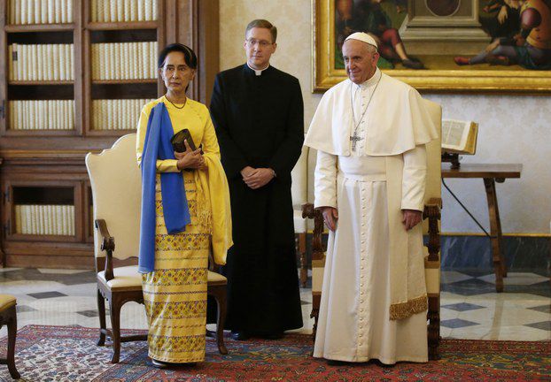 Lãnh đạo Myanmar, bà Aung San Suu Kyi gặp Đức Giáo Hoàng Francis tại Vatican hôm 4/5/2017.