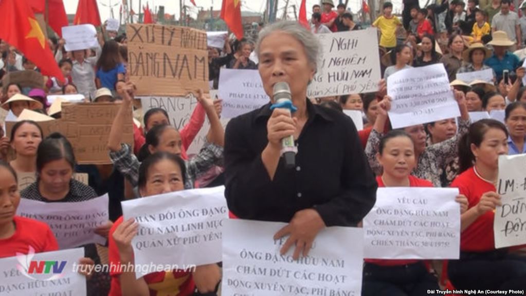 Một thành viên Hội Liên hiệp Phụ nữ huyện Quỳnh Lưu lên tiếng tố cáo Linh mục Nguyễn Hữu Nam trong cuộc biểu tình ngày 6/5/2017. (Ảnh: Đài Truyền hình Nghệ An)