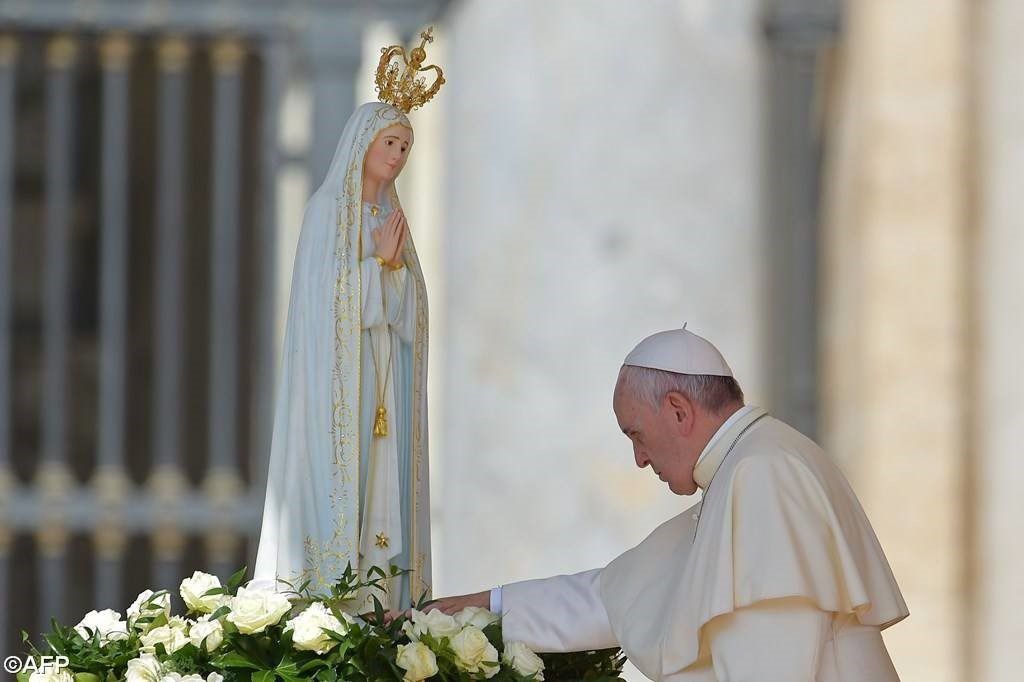 Đức Thánh Cha Phanxico trước tượng Đức Mẹ tại Fatima nhân kỷ niệm 100 năm Đức Mẹ hiện ra tại đây