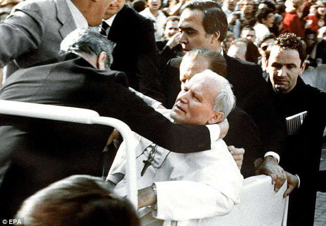  Các vệ sĩ ôm lấy Đức Giáo hoàng Gioan Phaolô II sau khi ngài bị bắn tại Quảng trường Thánh Phêrô, Vatican. Ảnh: DailyMail
