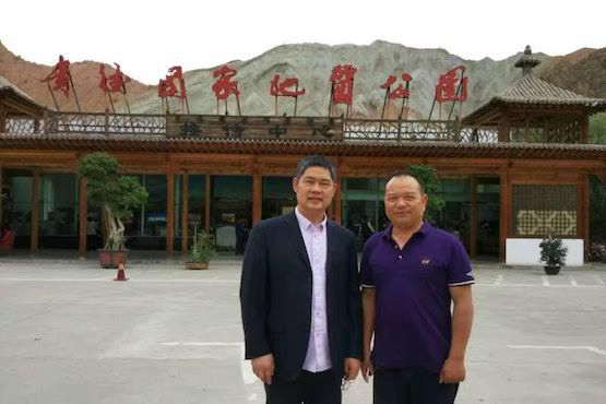 Đức cha Peter Shao Zhumin của Ôn Châu (bên trái) và một giáo dân đứng trước cổng Công viên Guide National Geo thuộc tỉnh Thanh Hải. Ảnh được đăng hôm 7-9 năm ngoái khi Đức cha Shao bị các nhà chức trách đưa đi “nghỉ dưỡng”. Ảnh trên tài khoản WeChat của Đức cha Shao