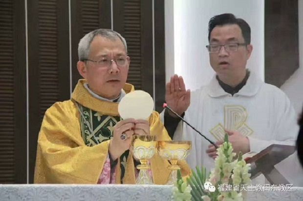 Đức Giám Mục Zhan Silu của Mindong (giữa) đồng tế Lễ Phục sinh với Đức Giám mục Mã Đạt Khâm của Thượng Hải (phải) vào ngày 16/4. (Ảnh: Tài khoản Wechat của Tổ chức Mindong)