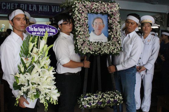  Những người đến viếng và hình ảnh trong đám tang linh mục Augustine Nguyễn Viết Chung tại nhà ngài ở Sài Gòn hôm 13/5. (Ảnh: Ucanews)